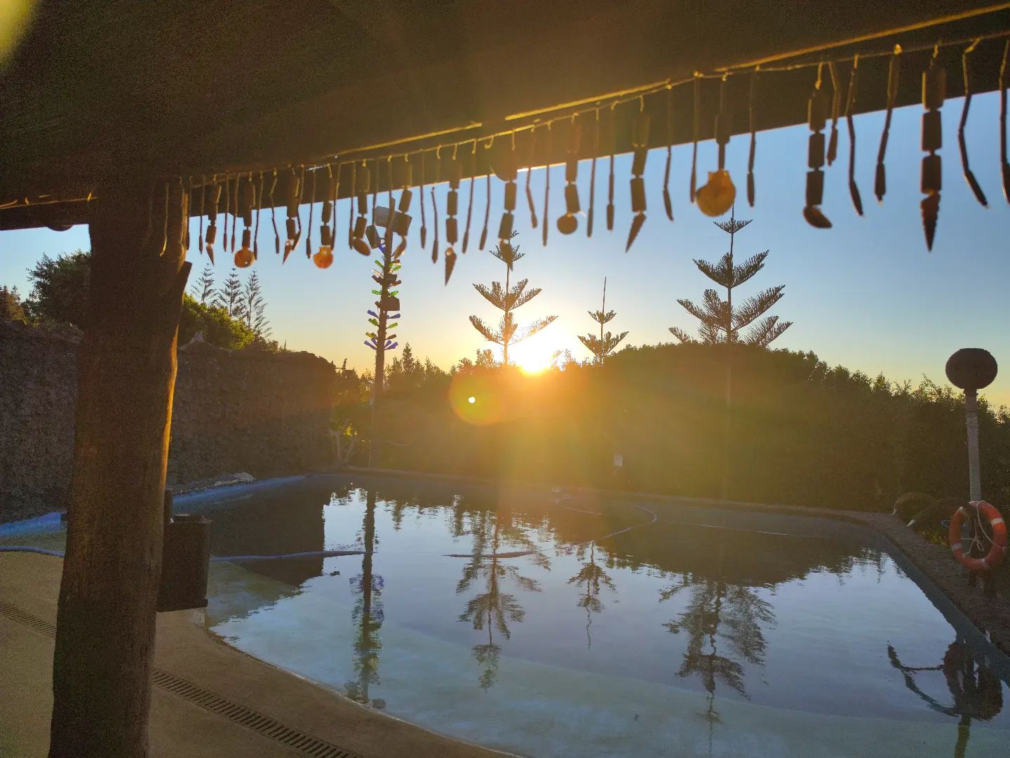 una piscina en un atardecer 